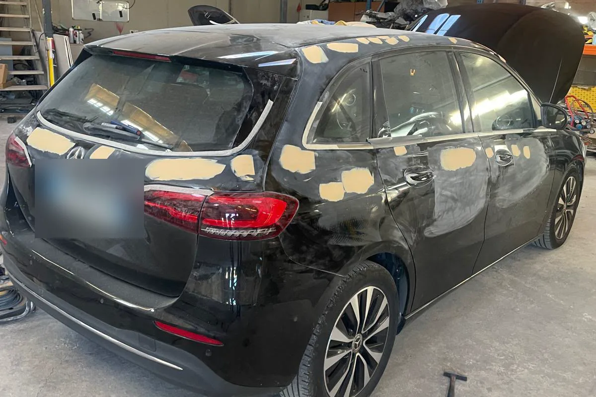Véhicule en préparation de carrosserie à l’atelier Cars Factory 21